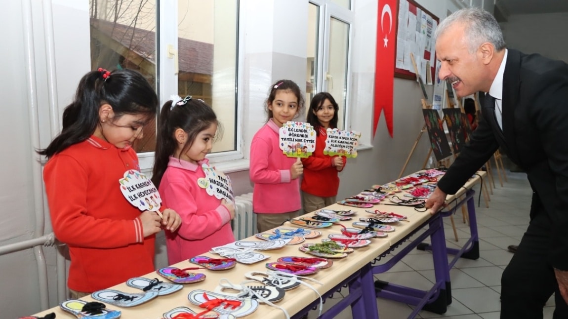 Millî Eğitim Müdürümüz Necati Yener, dönem sonu faaliyet haftası kapsamında okulumuzda düzenlenen etkinliklere katılan öğrencilerle bir araya geldi.